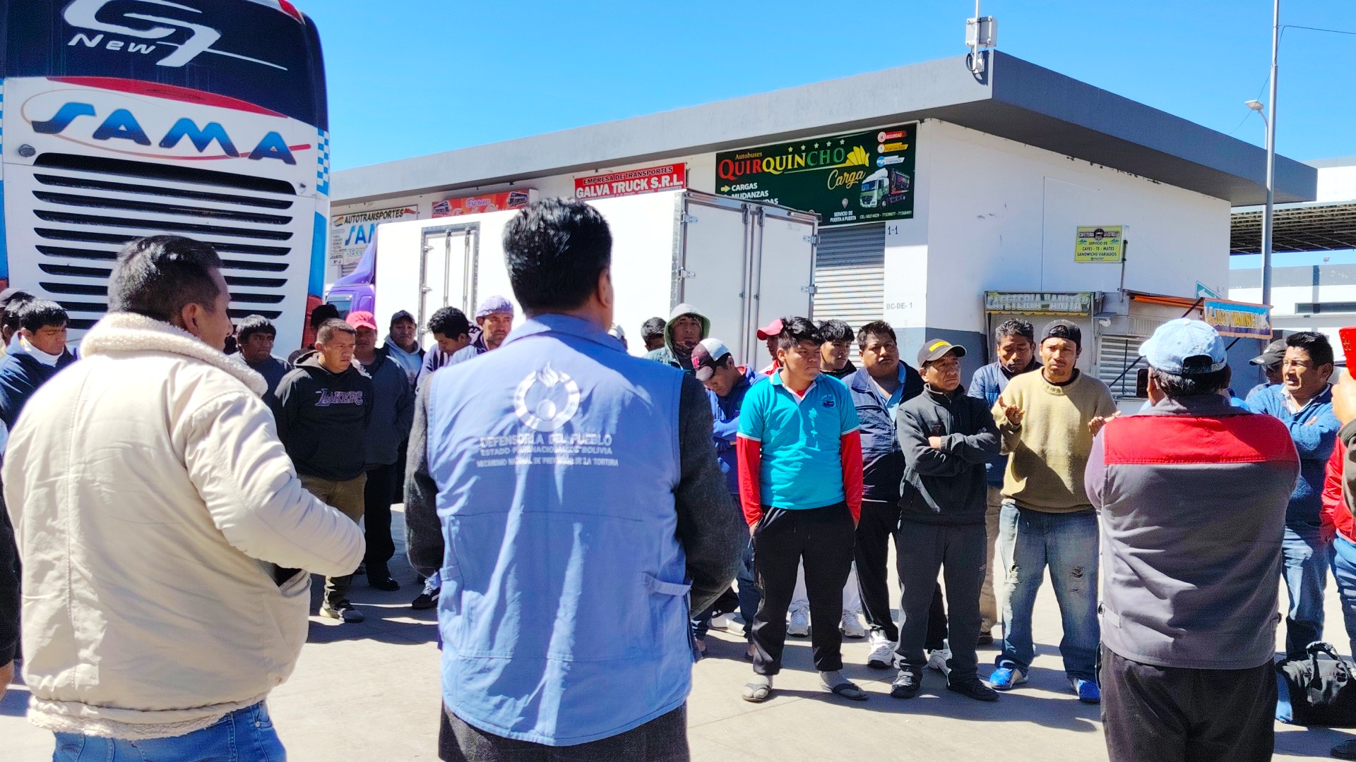 DEFENSOR DEL PUEBLO GESTIONA ACCESO A AGUA POTABLE Y SERVICIOS HIGIÉNICOS PARA CHOFERES VARADOS EN LA TERMINAL METROPOLITANA POR LOS BLOQUEOS