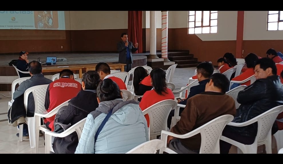 DELEGACIÓN DEFENSORIAL DE ORURO, SIFDE Y LAS DISTRITALES DE EDUCACIÓN CAPACITAN SOBRE LOS DEFENSORES ESTUDIANTILES EN HUANUNI Y CARACOLLO