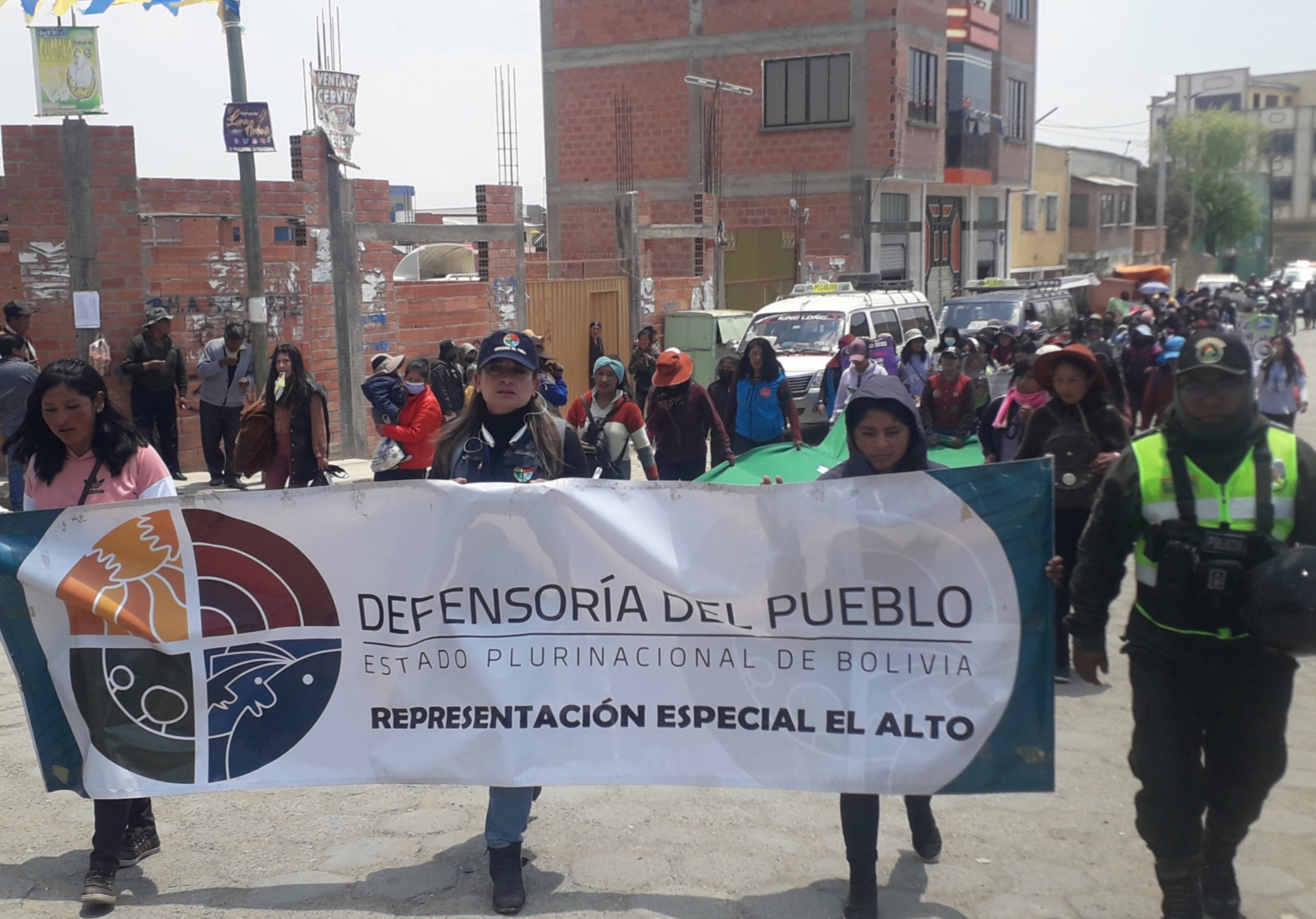 La Defensoría del Pueblo y jóvenes líderes marchan 10 kilómetros por la Prevención de la Violencia de Género en el municipio de Pucarani
