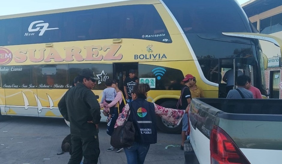 LA DEFENSORIA DEL PUEBLO EN COORDINACION CON EL COMANDO DE FRONTERA POLICIAL GESTIONÓ PARA QUE PERSONAS VARADAS POR EL PARO INDEFINIDO LLEGUEN A SU DESTINO