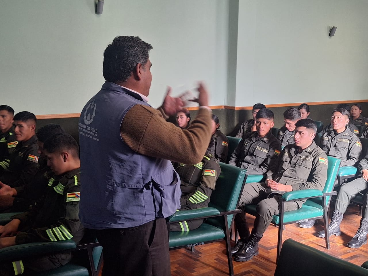 DEFENSORÍA DEL PUEBLO CAPACITA EN ORURO A EFECTIVOS POLICIALES SOBRE DERECHOS DE PERSONAS CON DISCAPACIDAD