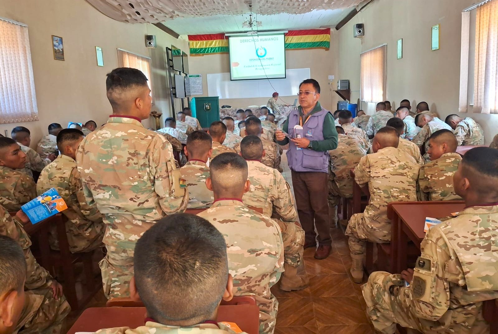 DEFENSORÍA DEL PUEBLO FORTALECE LA FORMACIÓN EN DERECHOS HUMANOS DE CONSCRIPTOS EN EL REGIMIENTO DE CABALLERÍA MECANIZADO N° 5 DE GUAQUI