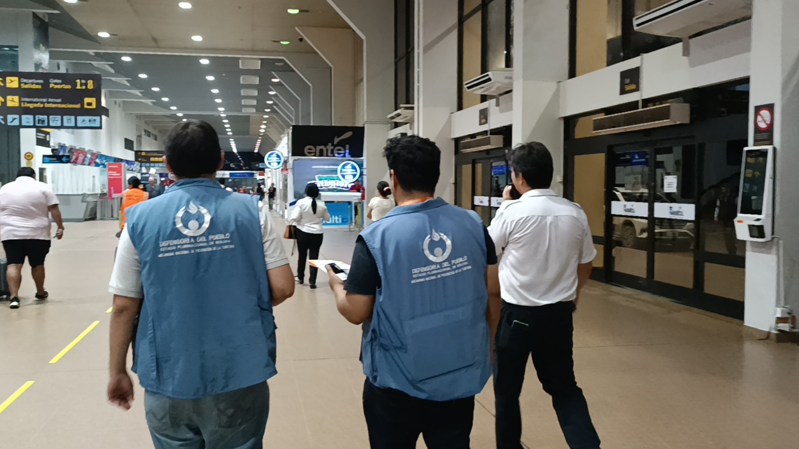 DEFENSORÍA DEL PUEBLO OBSERVA LIMITACIONES EN LA LABOR DEFENSORIAL EN EL AEROPUERTO VIRU VIRU Y COORDINA ACCIONES CON MIGRACIÓN SANTA CRUZ