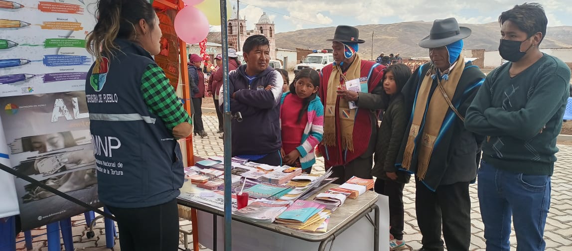 La Defensoría del Pueblo participa de la Feria de Salud para Adultos Mayores en el municipio de Guaqui
