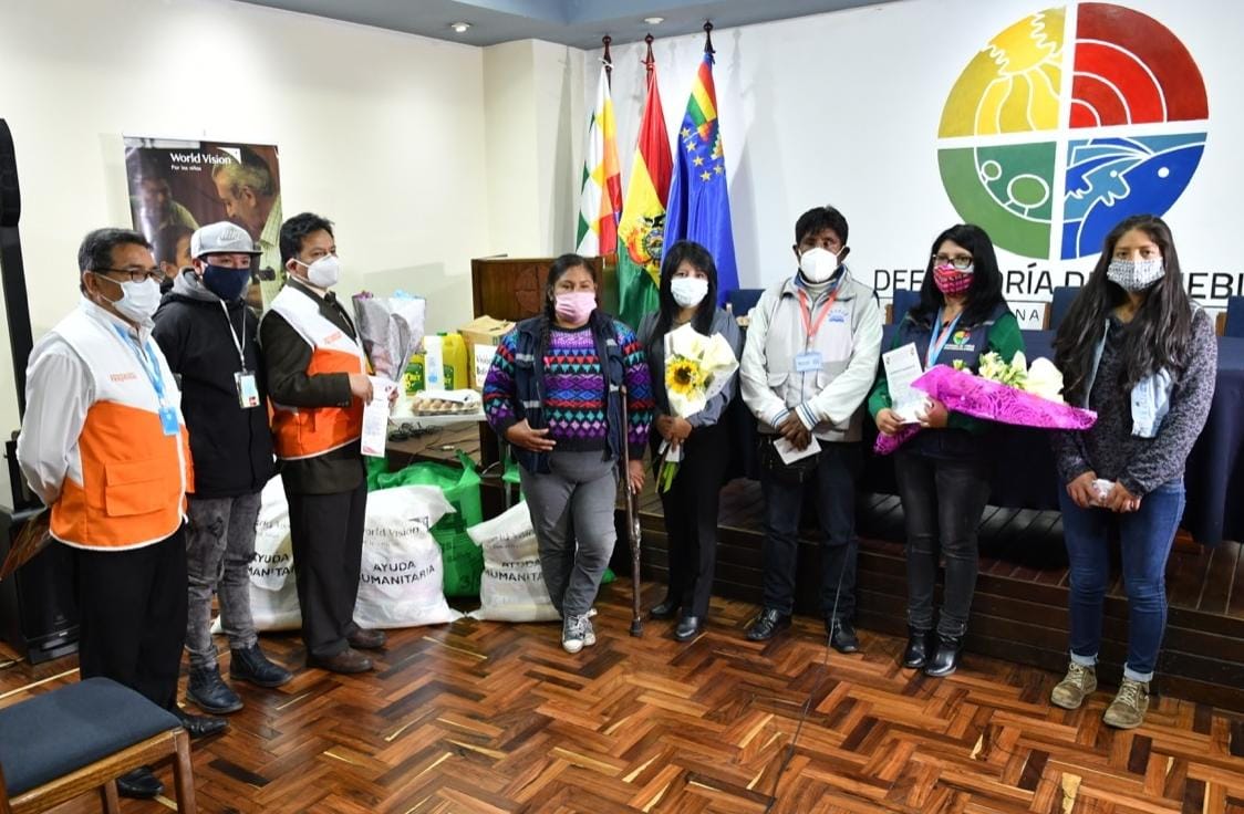 Defensoría del Pueblo y Visión Mundial entregan ayuda para 62 familias de jóvenes y niños vendedores de caramelos y libros de La Paz y El Alto