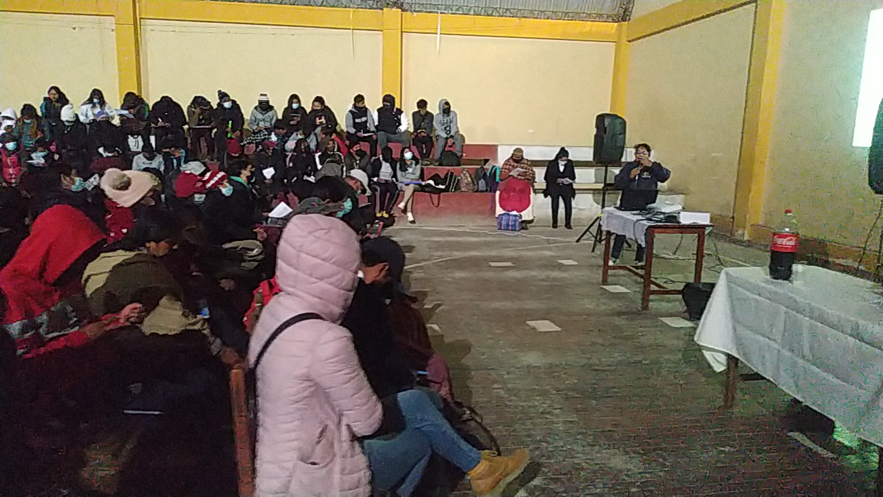 Comunidad Educativa del Centro de Educación Alternativa Cruz Andina recibe información sobre el trabajo defensorial en la ciudad de El Alto