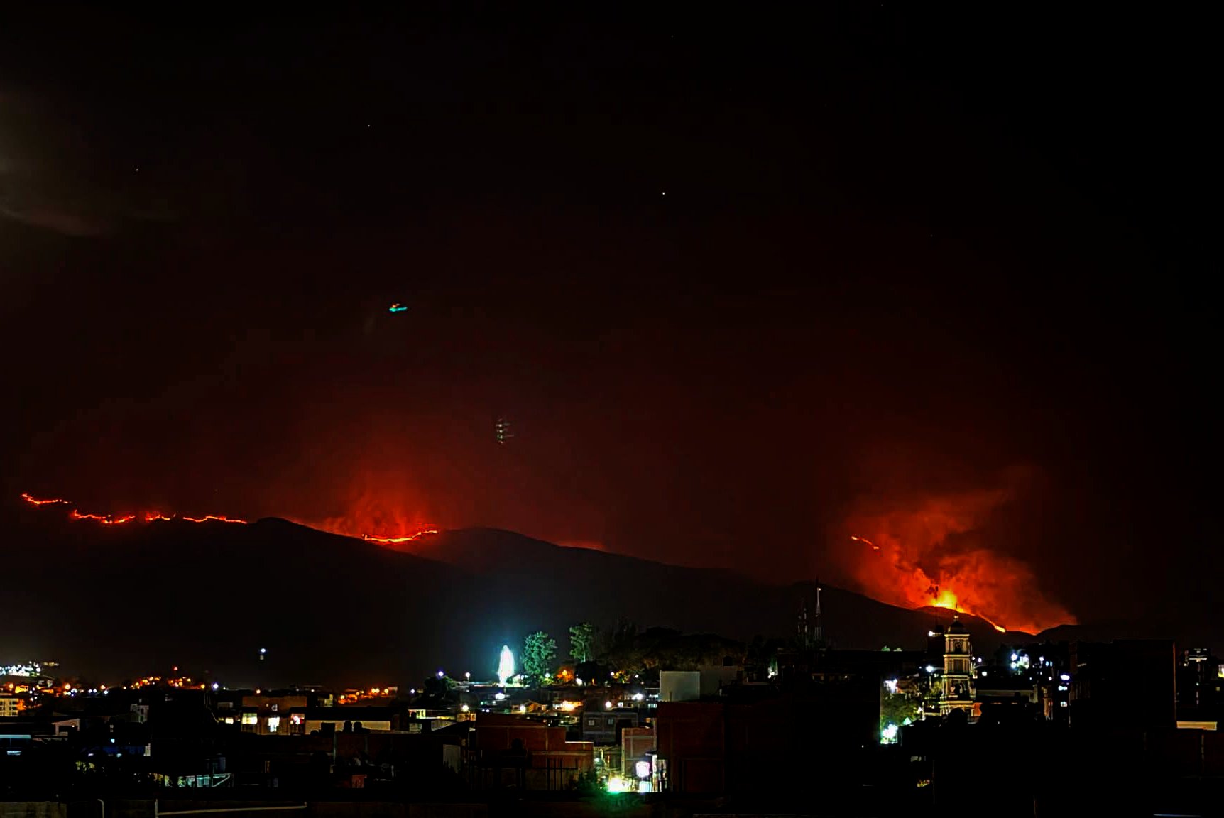 DEFENSORÍA DEL PUEBLO REALIZA SEGUIMIENTO A LOS INCENDIOS FORESTALES EN TARIJA PARA VERIFICAR LA PROTECCIÓN DE LOS DERECHOS DE LA POBLACIÓN