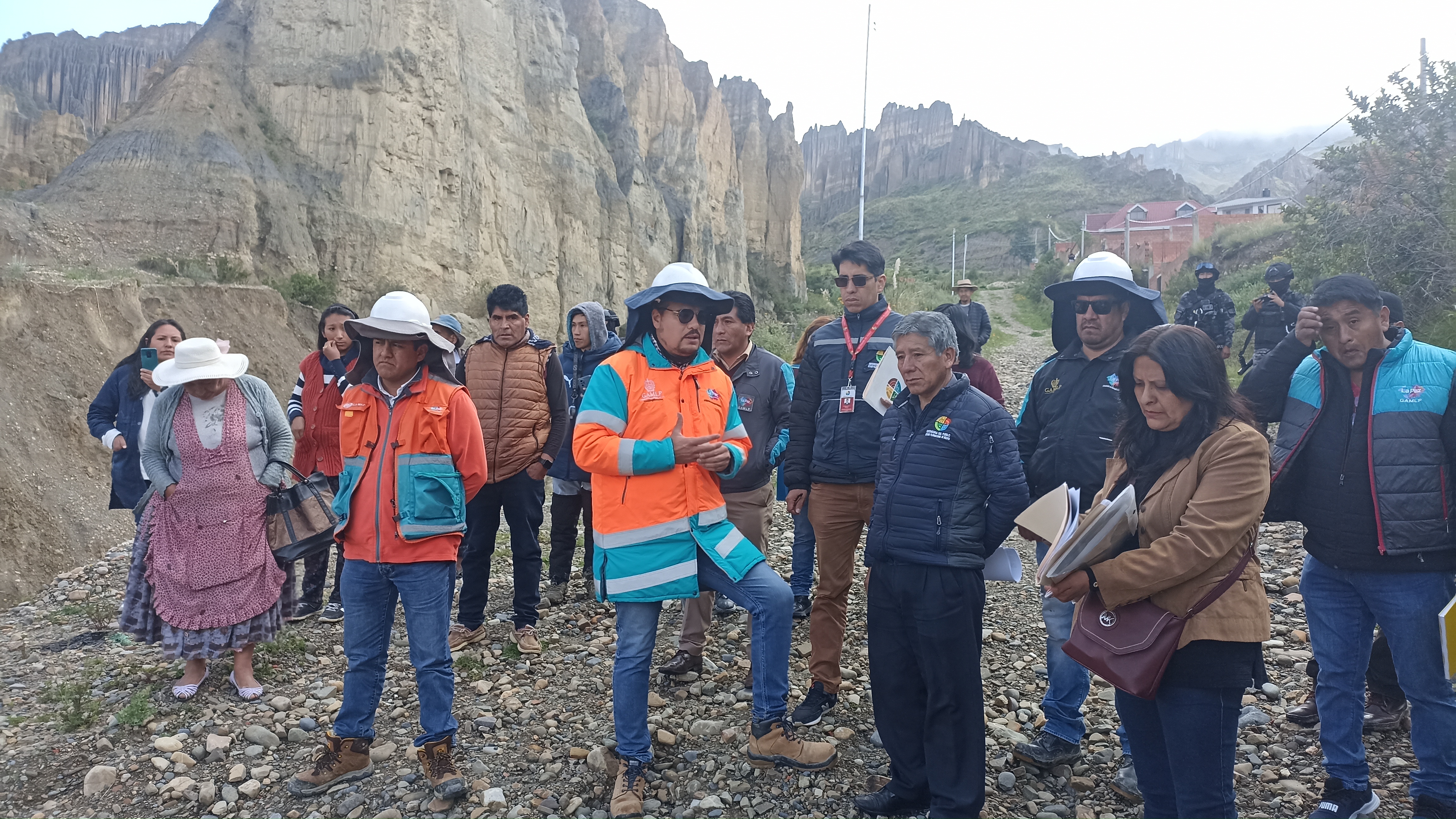 DEFENSORÍA DEL PUEBLO VIABILIZA CON AUTORIDADES ACCESO PEATONAL EN EL SECTOR DE ARUNTAYA DE LA ZONA IRPAVI II