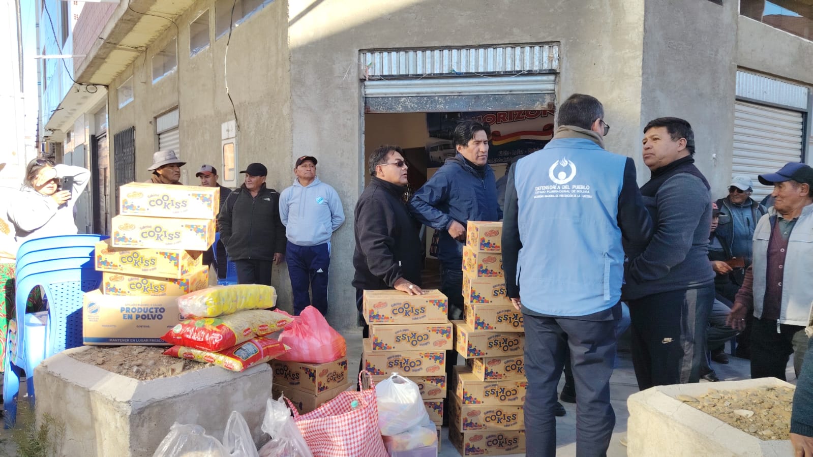 EL ALTO: DEFENSORÍA DEL PUEBLO ENTREGA AYUDA HUMANITARIA A CHÓFERES VARADOS EN LA TERMINAL METROPOLITANA