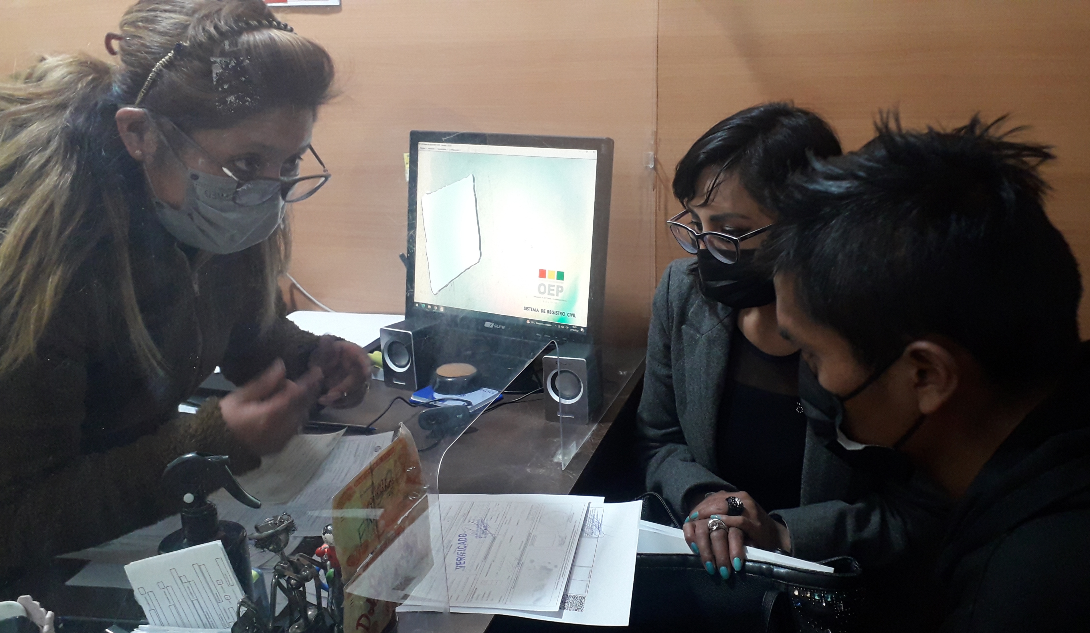 La Defensoría del Pueblo gestiona la inscripción de partida de nacimiento de un niño en la Oficialía de Registro Civil de El Alto