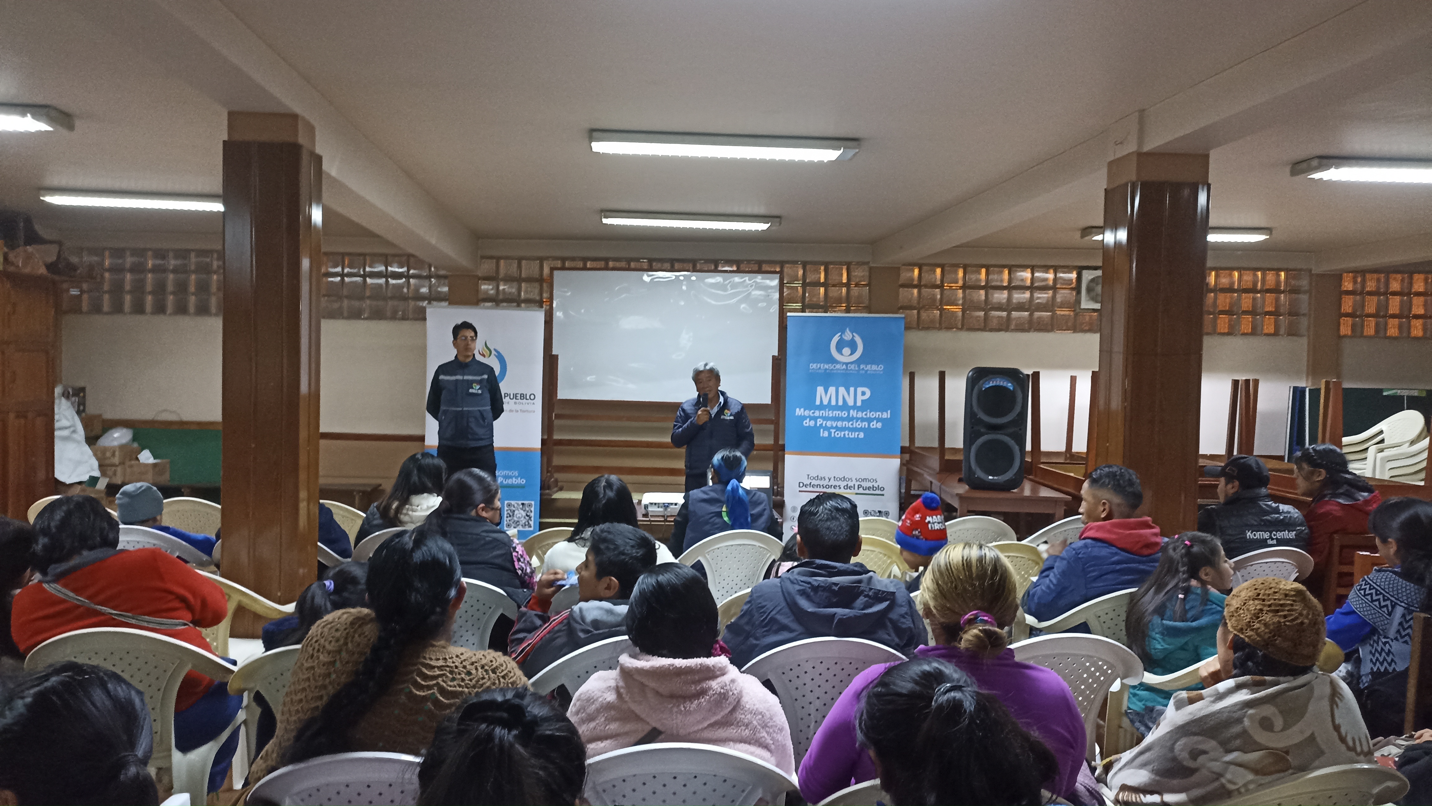 PADRES DE FAMILIA DE LA UNIDAD EDUCATIVA IGNACIO CALDERÓN RECIBEN INFORMACIÓN SOBRE CONVIVENCIA PACÍFICA Y PREVENCIÓN DE LA VIOLENCIA EN TALLER DE LA DEFENSORÍA DEL PUEBLO