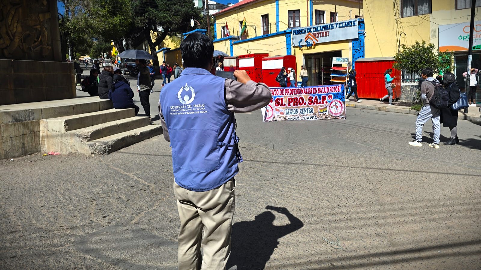 DEFENSORÍA DEL PUEBLO VERIFICA PUNTOS DE BLOQUEO EN POTOSÍ Y PROMUEVE EL RESPETO A LOS DERECHOS HUMANOS EN CONTEXTOS DE CONFLICTO SOCIAL