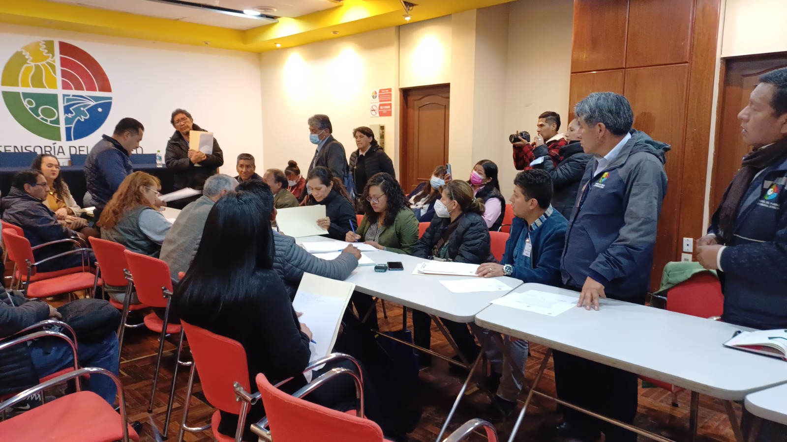 Defensoría del Pueblo gestiona reunión con el Gobernador de La Paz para tratar el paro de los trabajadores en salud