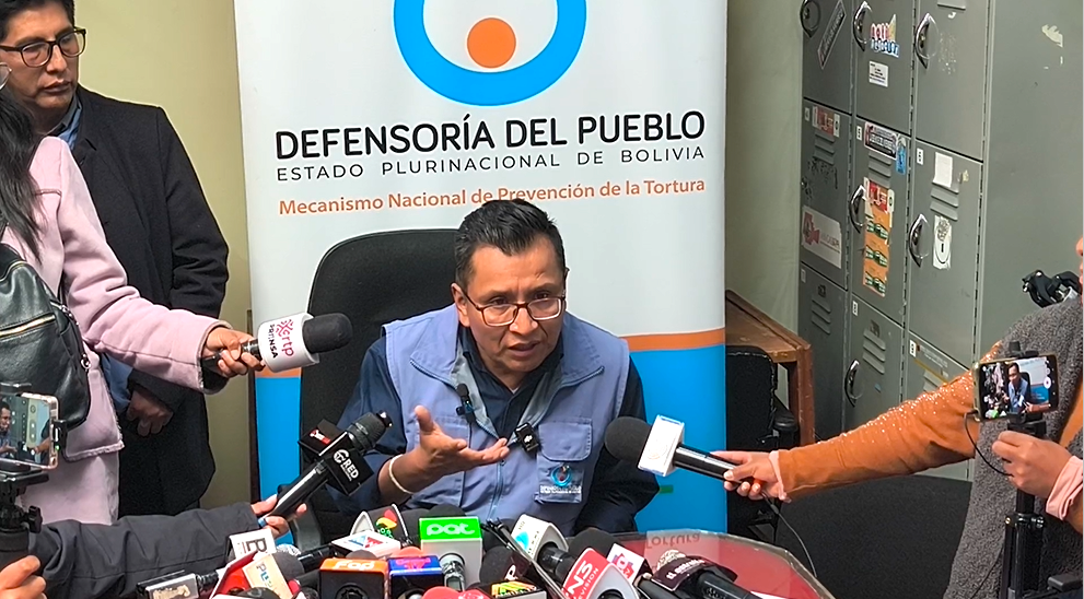 DEFENSOR DEL PUEBLO EXHORTA AL DIÁLOGO PARA RESOLVER EL CONFLICTO POR PASAJES EN EL ALTO