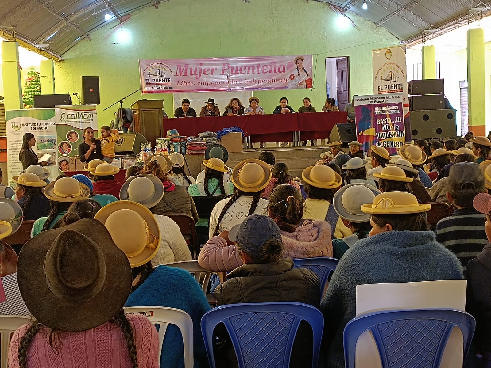 GOBIERNO MUNICIPAL DE EL PUENTE ENTREGA RECONOCIMIENTO A LA DEFENSORÍA DEL PUEBLO EN TARIJA POR SU LABOR EN LA PROMOCIÓN DE LOS DERECHOS HUMANOS DE LAS MUJERES