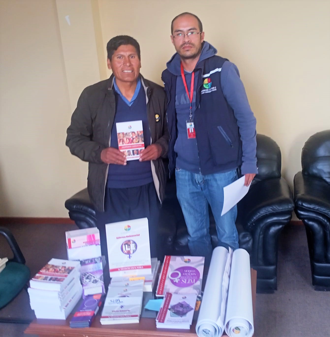 Defensoría de Pueblo otorga material de promoción en prevención y atención de la violencia para la alcaldía de Taraco