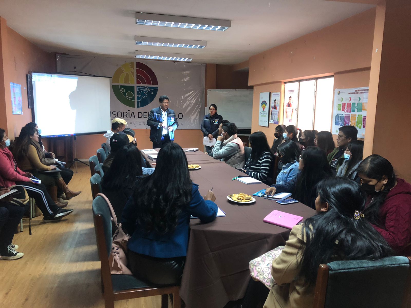 La Defensoría del Pueblo, mediante la Coordinación Regional de El Alto (CREA), capacitó a Defensores Voluntarios, sobre Derechos de las niñas, niños y coordino actividades, conmemorando el Día de la Niñez Bolivia, en la urbe Alteña.