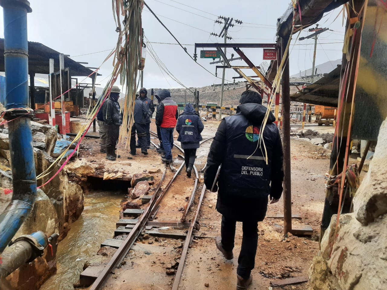 DEFENSORÍA DEL PUEBLO INVESTIGA LA CONTAMINACIÓN DE LA CUENCA LA LAVA DE POTOSÍ  Y EXHORTA A AUTORIDADES ASUMIR ACCIONES