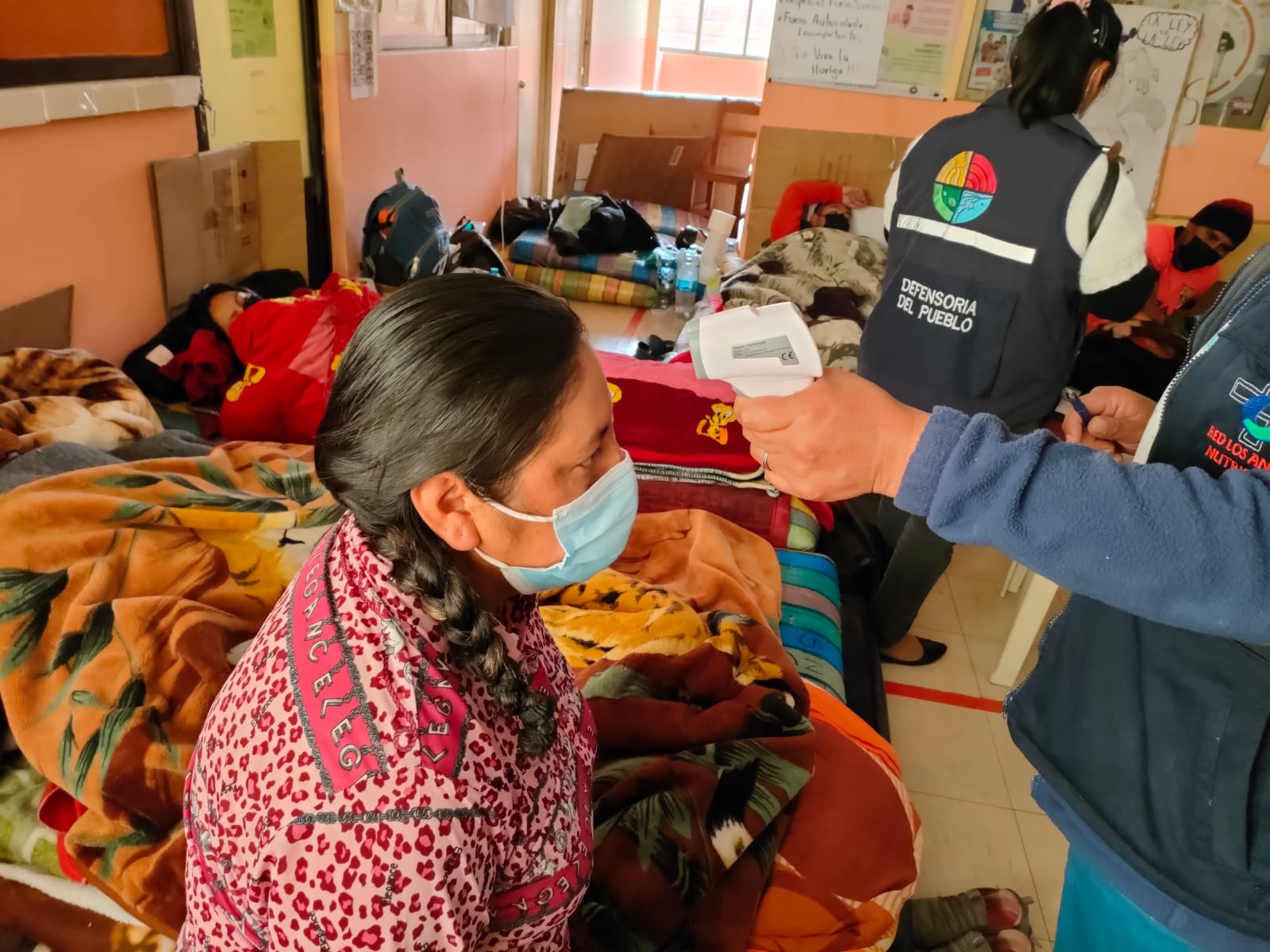 La Defensoría del Pueblo verifica el estado de salud de trabajadores que están en huelga de hambre en el CRA de El Alto
