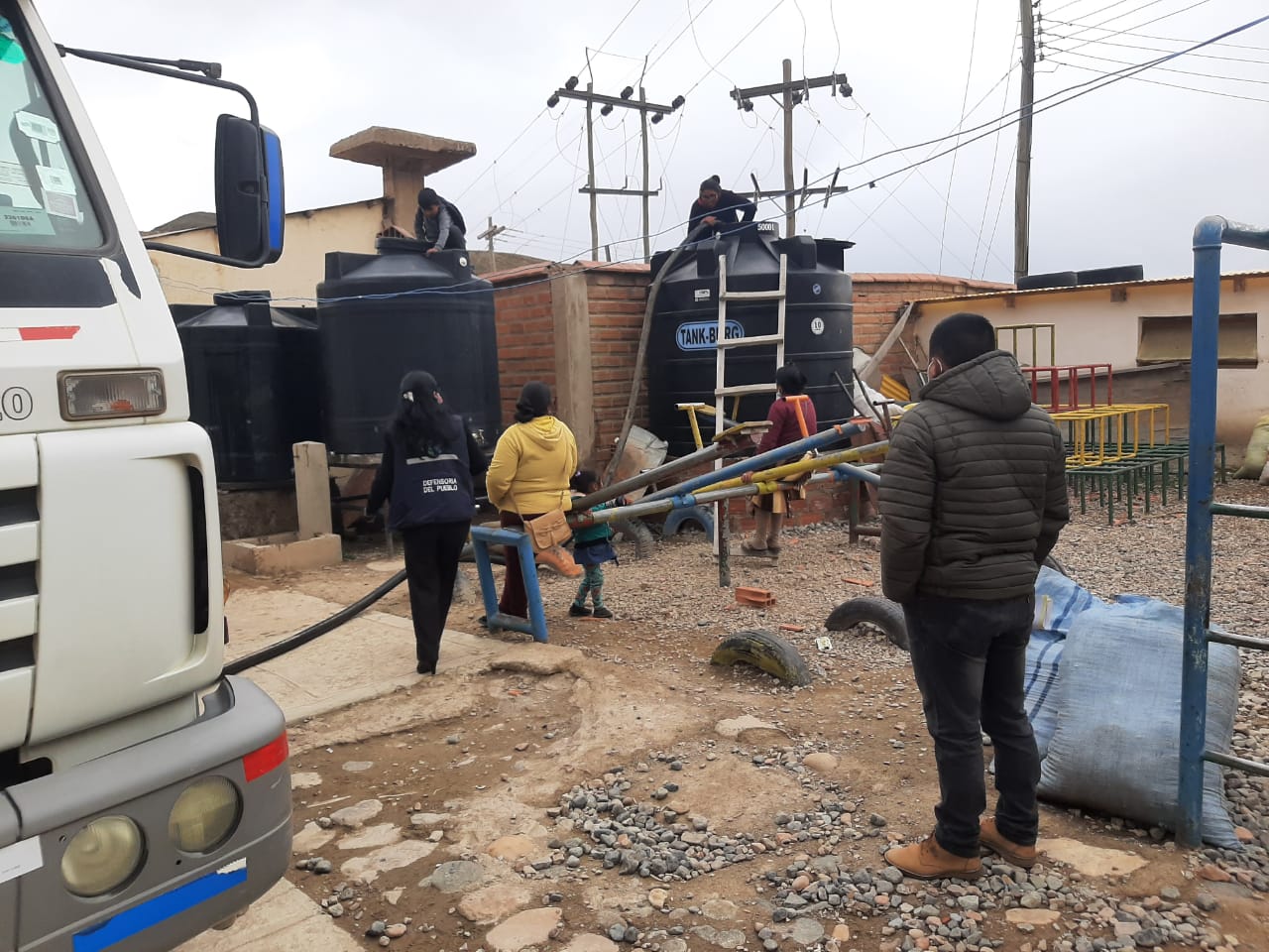 DEFENSORÍA DEL PUEBLO RESTITUYE EL DERECHO AL AGUA PARA MUJERES Y NIÑOS DEL SECTOR ROBERTITO DEL CERRO RICO DE POTOSÍ