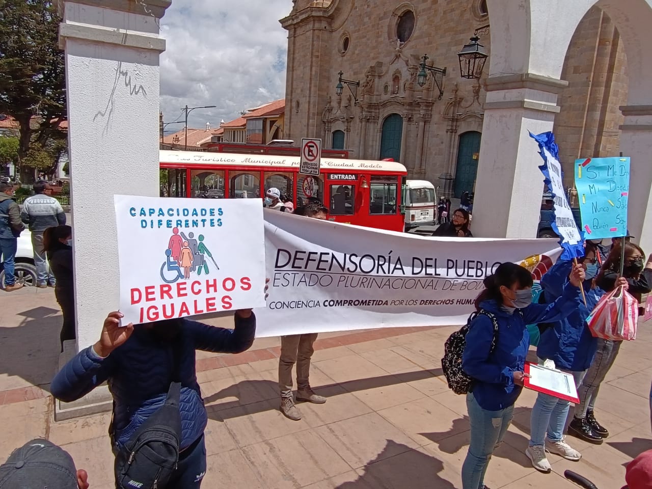 EN POTOSÍ, LA INSTITUCIÓN DEFENSORIAL PARTICIPA DE CAMINATA POR EL DÍA NACIONAL DE LAS PERSONAS CON DISCAPACIDAD.