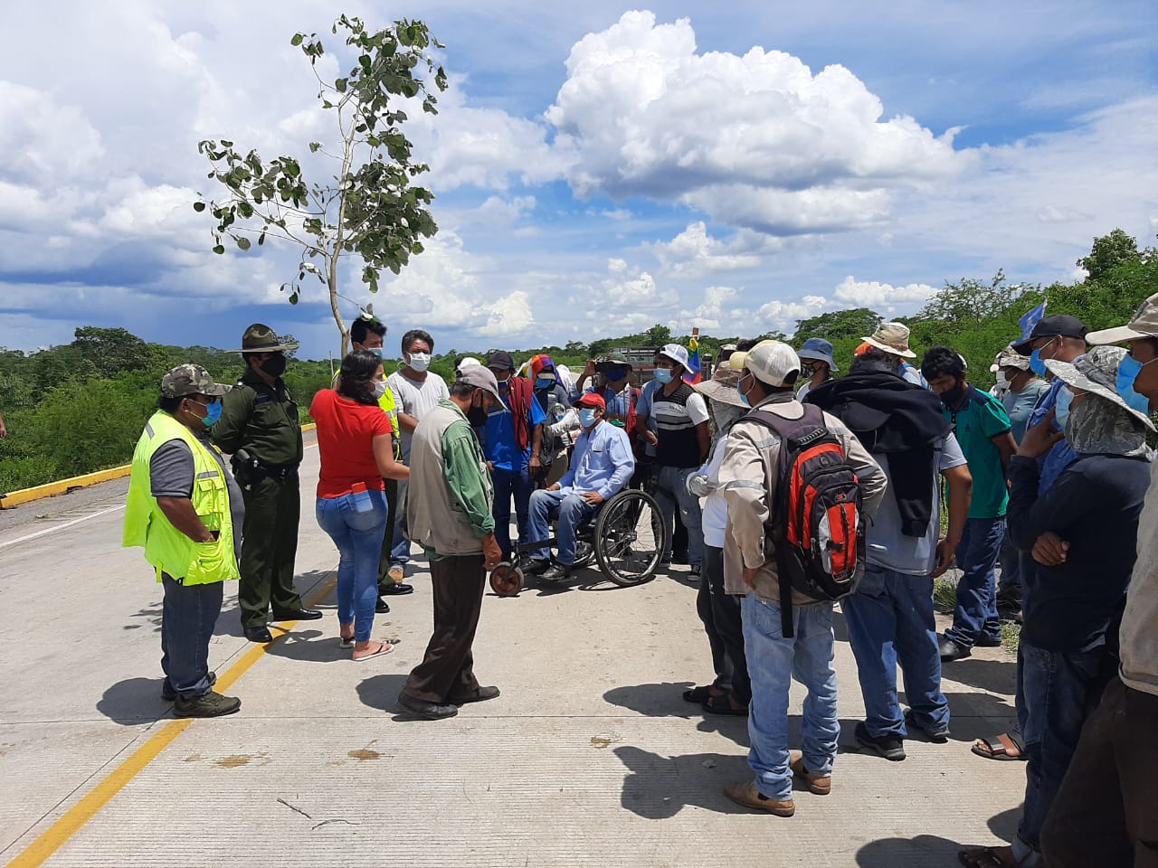 DEFENSORÍA DEL PUEBLO SE CONSTITUYE EN EL PUNTO DE BLOQUEO DE LA CARRETERA BIOECEANICA INICIADO POR MILITANTES DEL MAS DEL SECTOR CAMPESINO EN EL MUNICIPIO EL CARMEN RIVERO TORREZ