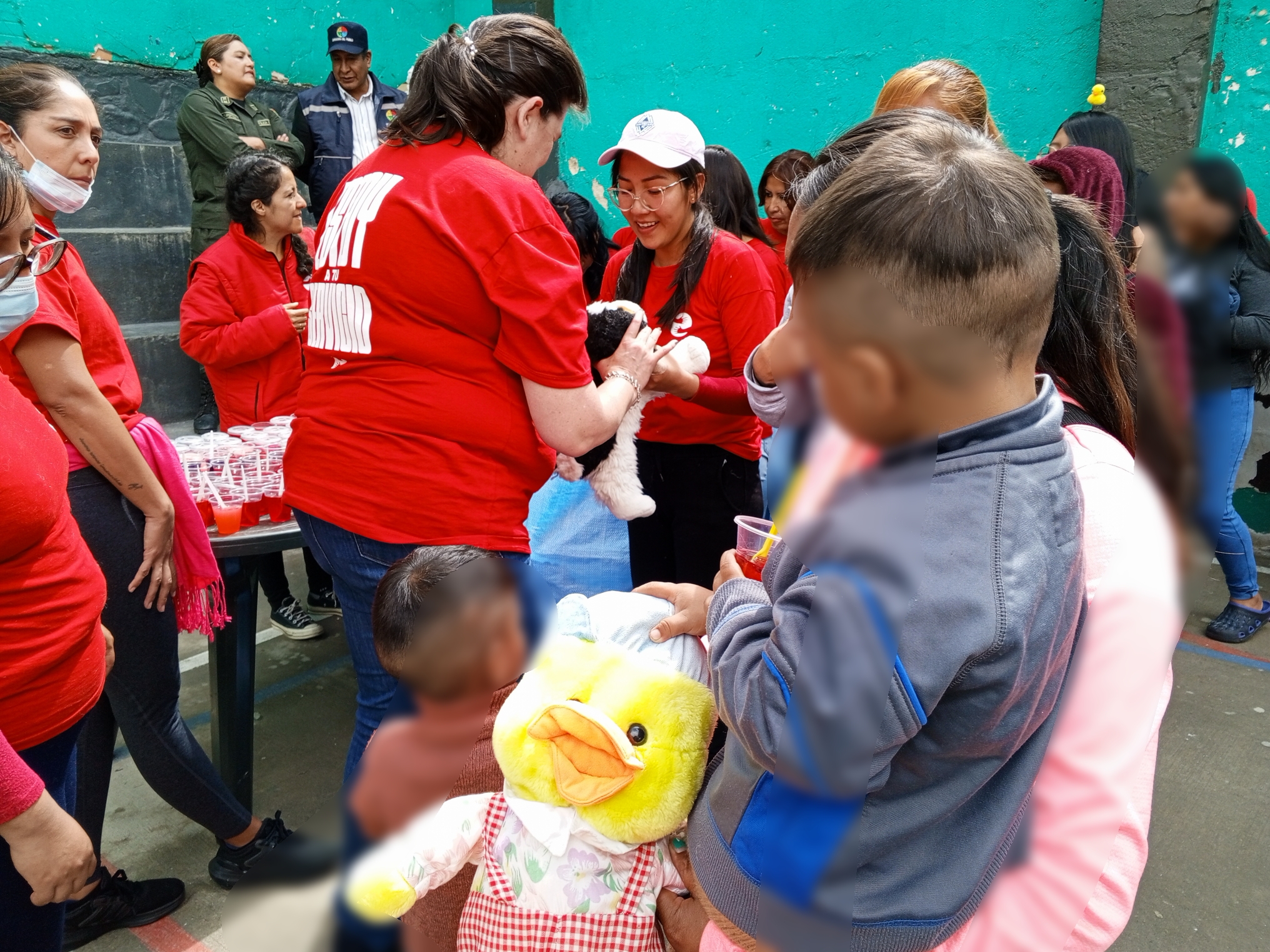 DEFENSORÍA DEL PUEBLO ENTREGA JUGUETES PARA HIJAS E HIJOS DE PRIVADAS DE LIBERTAD DE LOS CENTROS PENITENCIARIOS DE OBRAJES Y MIRAFLORES, ADEMÁS DEL CENTRO DE ACOGIDA PARA MUJERES VÍCTIMAS DE VIOLENCIA