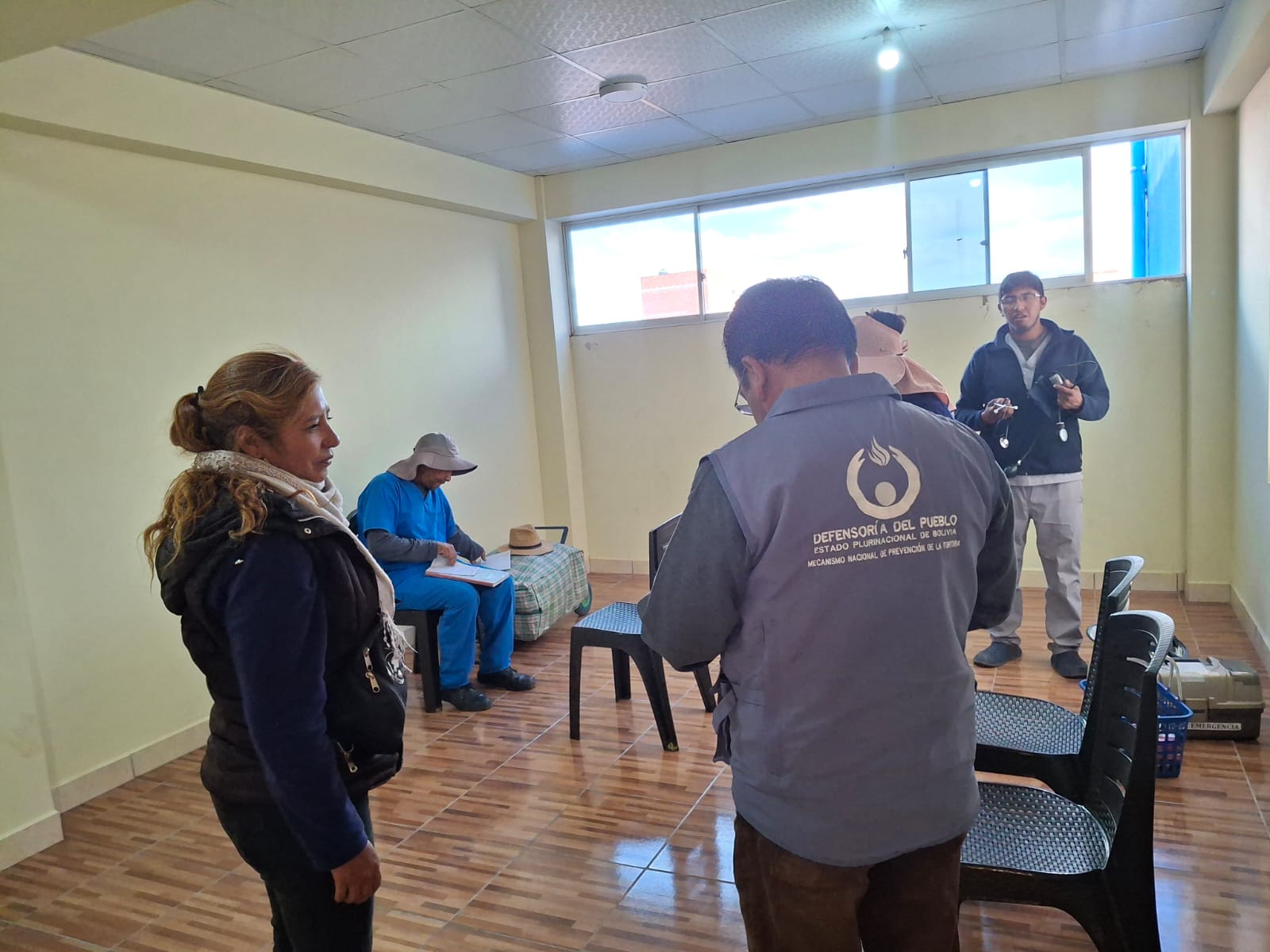 DEFENSOR DEL PUEBLO GESTIONA ATENCIÓN MÉDICA PARA ARTESANOS DE FENAENA VARADOS EN DESAGUADERO