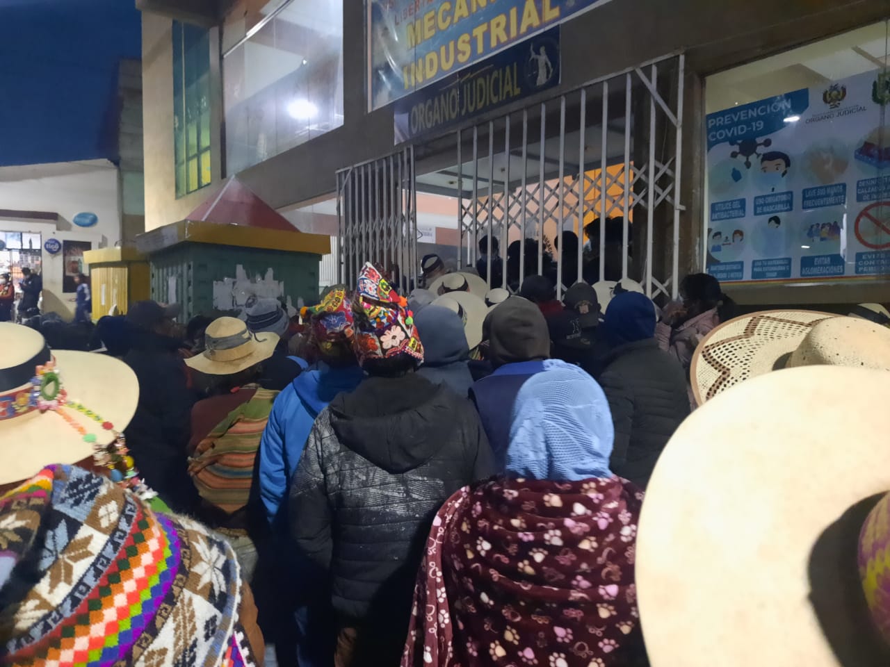 DEFENSORÍA DEL PUEBLO LOGRA LA LIBERACIÓN DE PERSONAS RETENIDAS Y LA INSTALACIÓN DEL DIÁLOGO EN EL CONFLICTO POR LA CONSTRUCCIÓN DE UN TINGLADO EN LA UNIDAD EDUCATIVA SAN ANTONIO DE CALA CALA