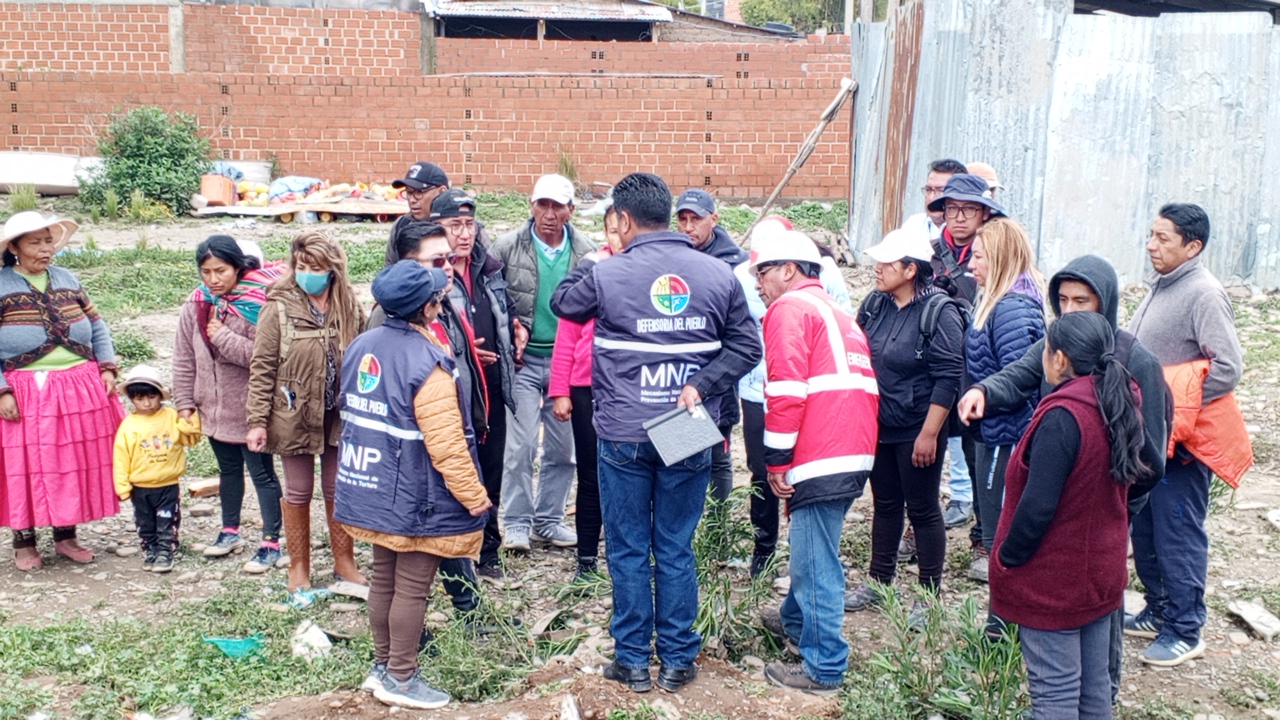 EN EL MARCO DE LA PREVENCIÓN DE CONFLICTOS, LA DEFENSORÍA DEL PUEBLO GESTIÓNA REUNIÓN TÉCNICA ENTRE AUTORIDADES DE ACHOCALLA Y EL ALTO TRAS DESLIZAMIENTO EN LA URB. ARCO IRIS