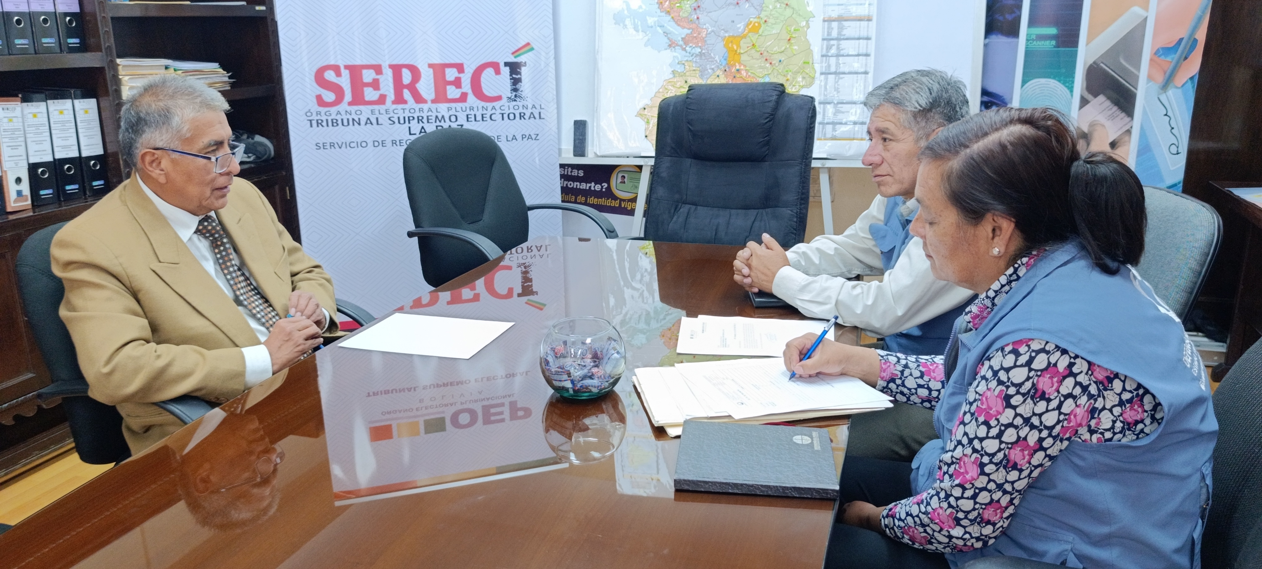 DEFENSORÍA DEL PUEBLO Y SERECI LA PAZ PROYECTAN CONVENIO PARA GARANTIZAR TRATO PREFERENTE EN TRÁMITES A POBLACIONES EN SITUACIÓN DE VULNERABILIDAD