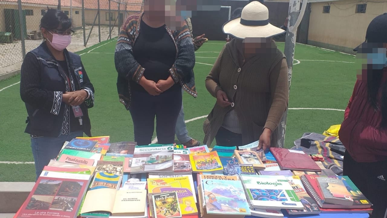 DEFENSORÍA DEL PUEBLO ENTREGÓ MÁS DE MIL LIBROS A DIFERENTES CENTROS CARCELARIOS DE POTOSÍ PARA IMPULSAR LIBROS POR REJAS