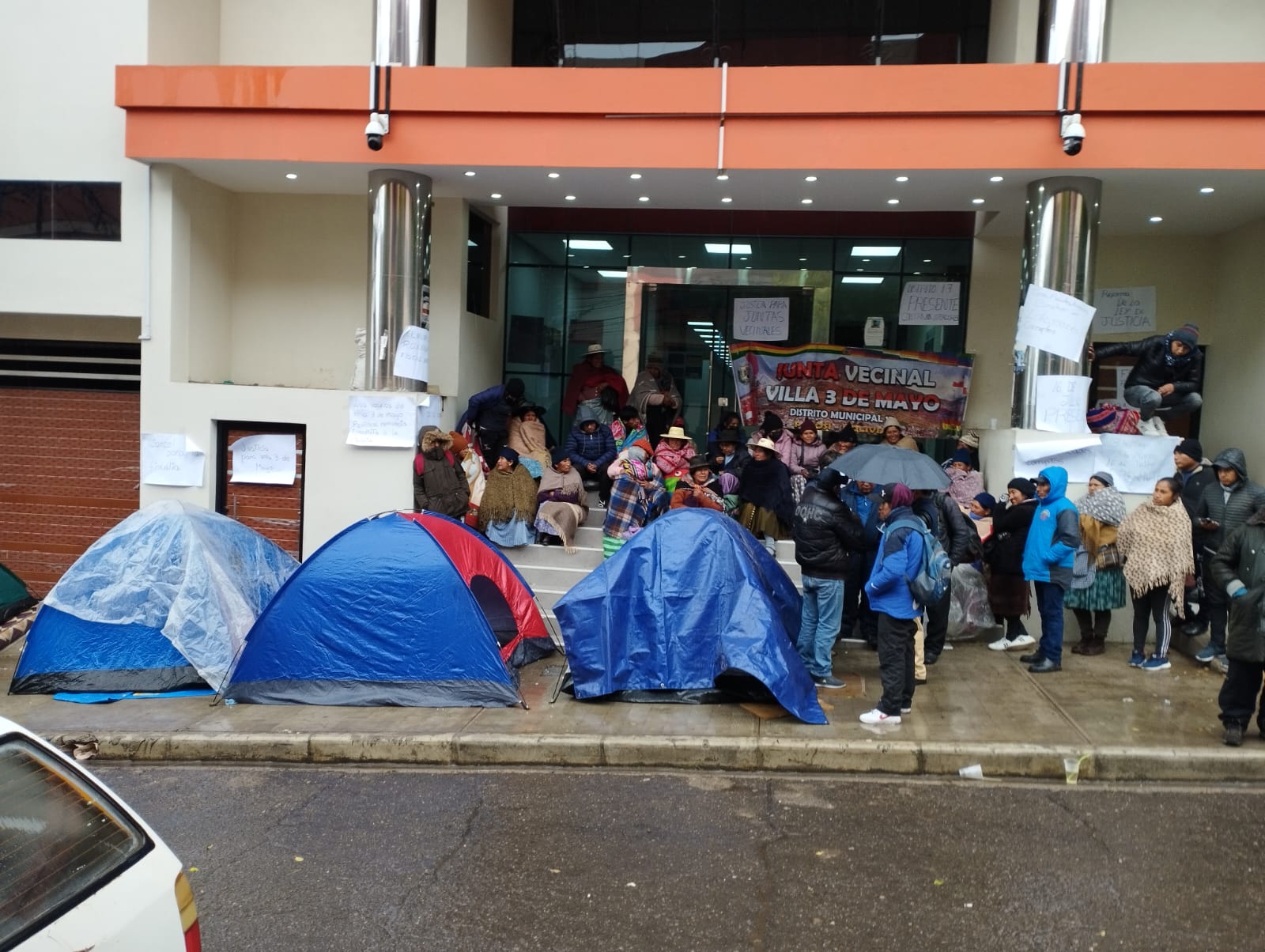 DELEGACION DEFENSORIAL MEDIA CONFLICTO ENTRE MINISTERIO PUBLICO Y VECINOS DE LA VILLA 3 DE MAYO POR PRESUNTAS IRREGULARIDADES POR DERECHO PROPIETARIO