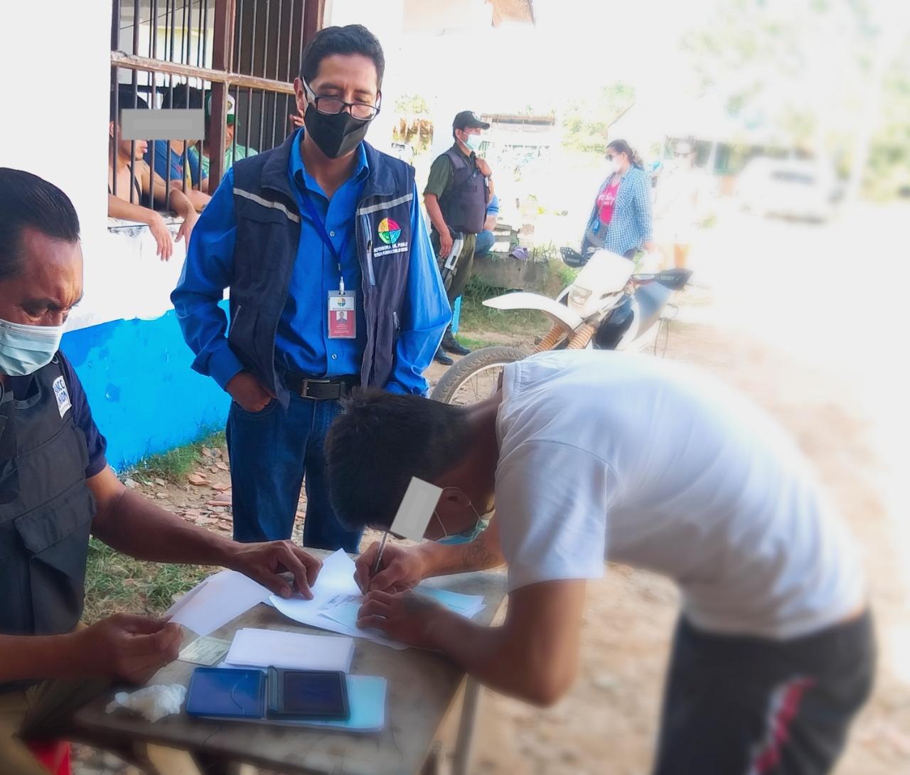 DEFENSORÍA DEL PUEBLO GESTIONA EL  PAGO DEL BONO CONTRA EL HAMBRE Y LA RENTA DIGNIDAD A PRIVADOS DE LIBERTAD Y ADULTOS MAYORES DEL RECINTO PENITENCIARIO DE MOCOVÍ