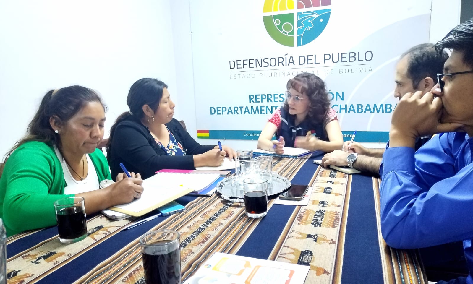 DEFENSORÍA DEL PUEBLO CONDENA AGRESIONES A CONCEJALAS DEL MUNICIPIO DE SIPE SIPE E INSTA LA APLICACIÓN DE LA LEY 243 CONTRA EL ACOSO Y LA VIOLENCIA POLÍTICA HACIA LAS MUJERES