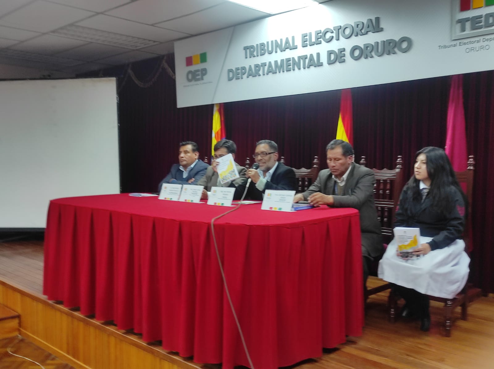 DELEGACIÓN DEFENSORIAL DE ORURO Y TRIBUNAL ELECTORAL PRESENTAN PROTOCOLO DE ELECCIÓN DEL DEFENSOR ESTUDIANTIL