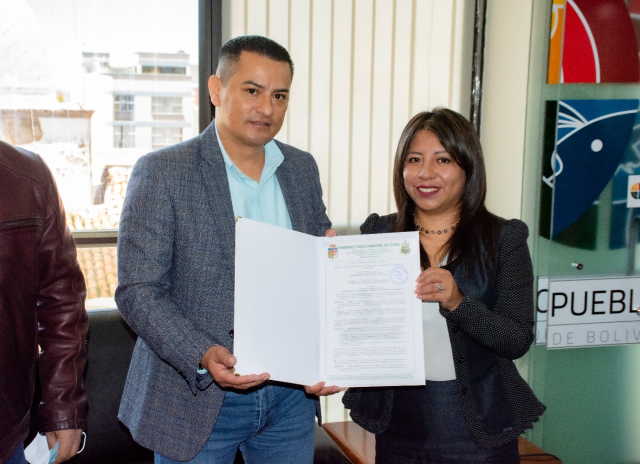 Alcalde de Cotoca entrega a la Defensora del Pueblo la Ley Municipal de Asistencia Integral a huérfanos víctimas de feminicidio