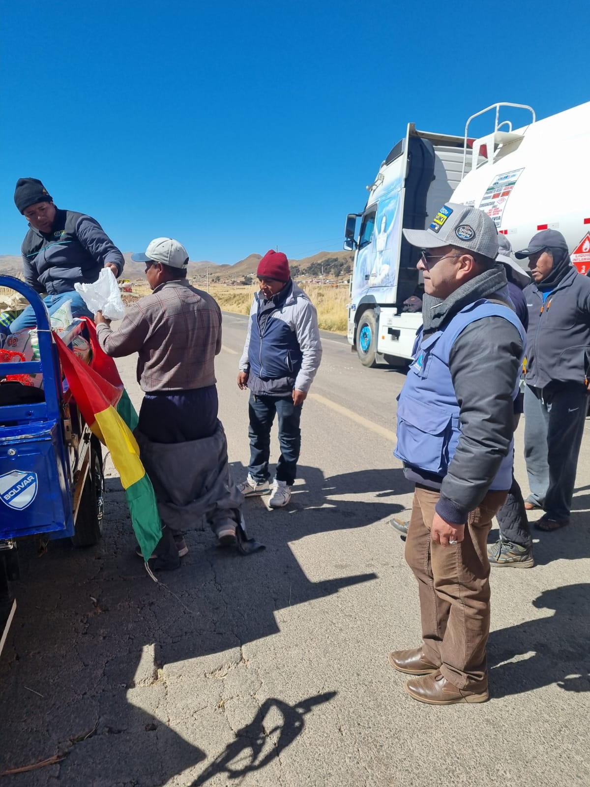 DEFENSOR DEL PUEBLO PROMUEVE PASO PARA LA DISTRIBUCIÓN SOLIDARIA DE ALIMENTOS EN RUTA A DESAGUADERO