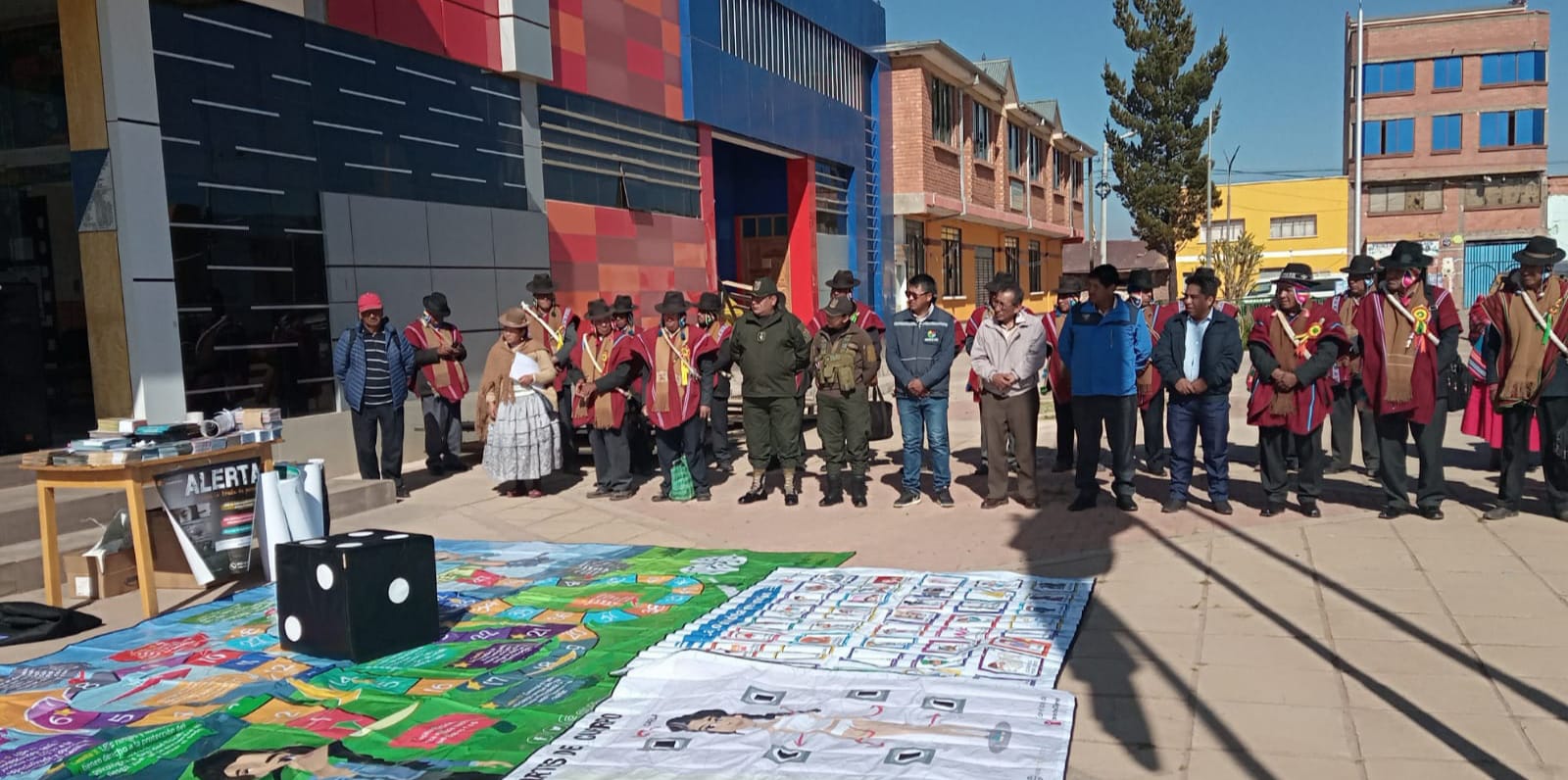 La Defensoría del Pueblo entrega juegos, afiches, cartillas y trípticos sobre Derechos Humanos   al municipio de Guaqui