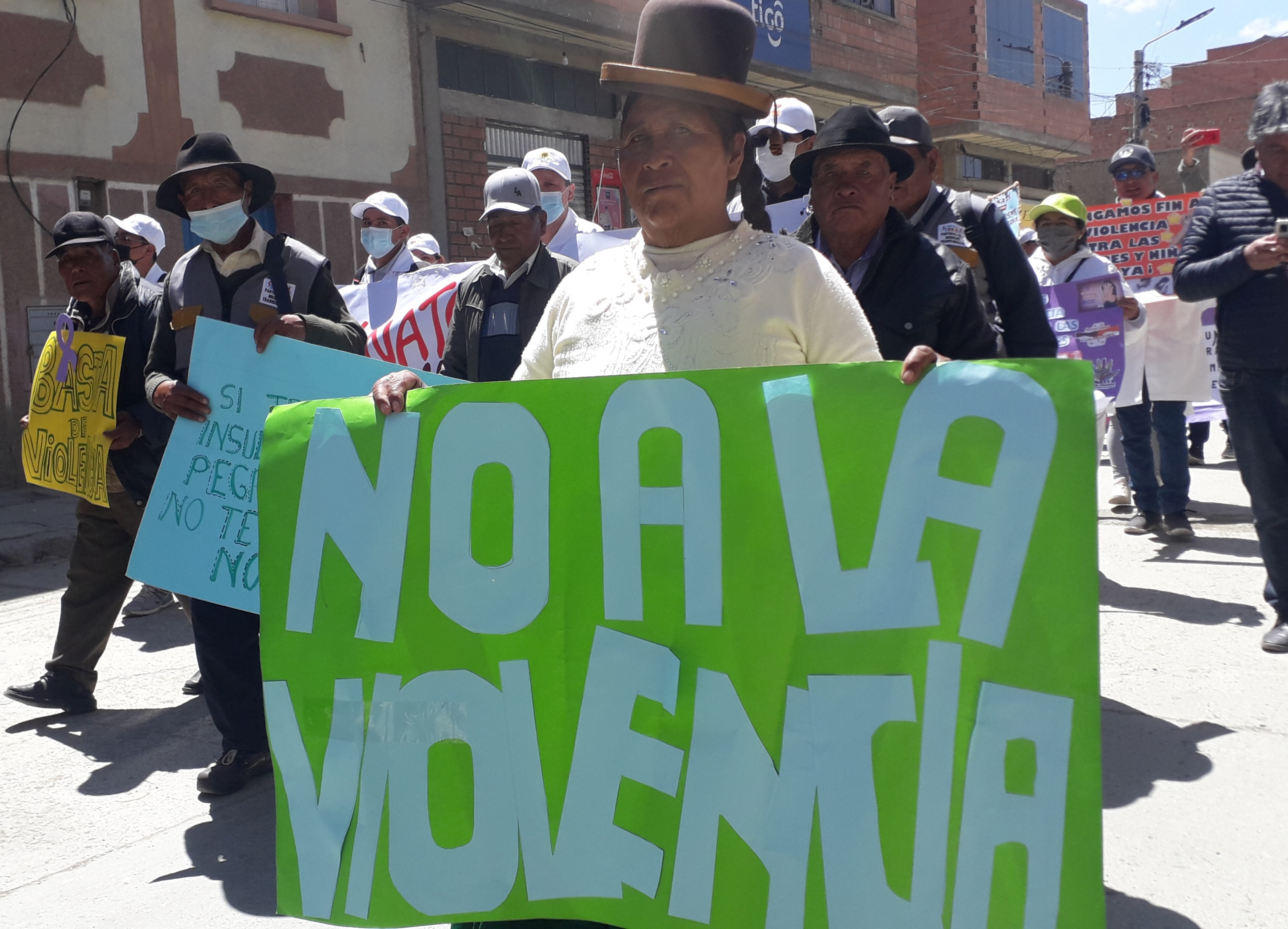 La Defensoría del Pueblo participa en Achacachi de la marcha y feria por el Día Internacional de la Violencia contra la Mujer