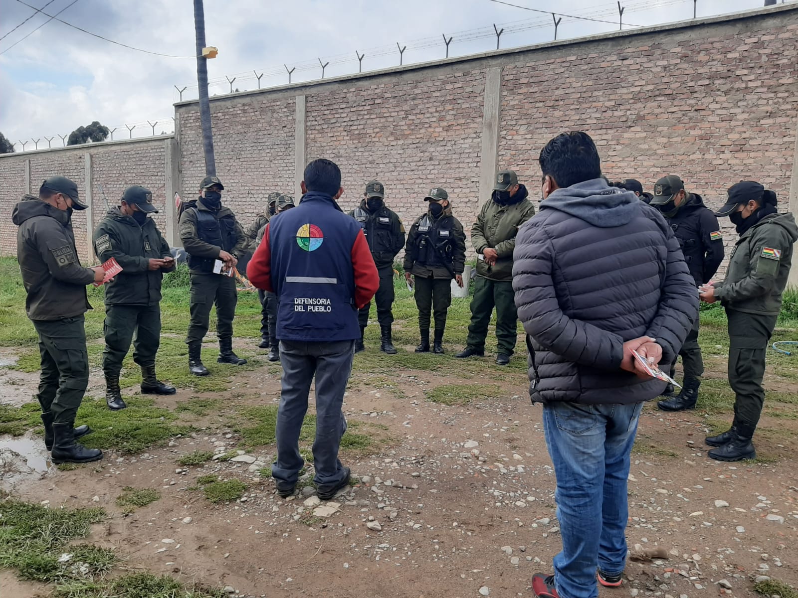 LA DEFENSORÍA DEL PUEBLO SOCIALIZA NORMATIVA DE PREVENCIÓN DE LA TORTURA A POLICÍAS DEL PENAL DE UNCÍA POTOSÍ