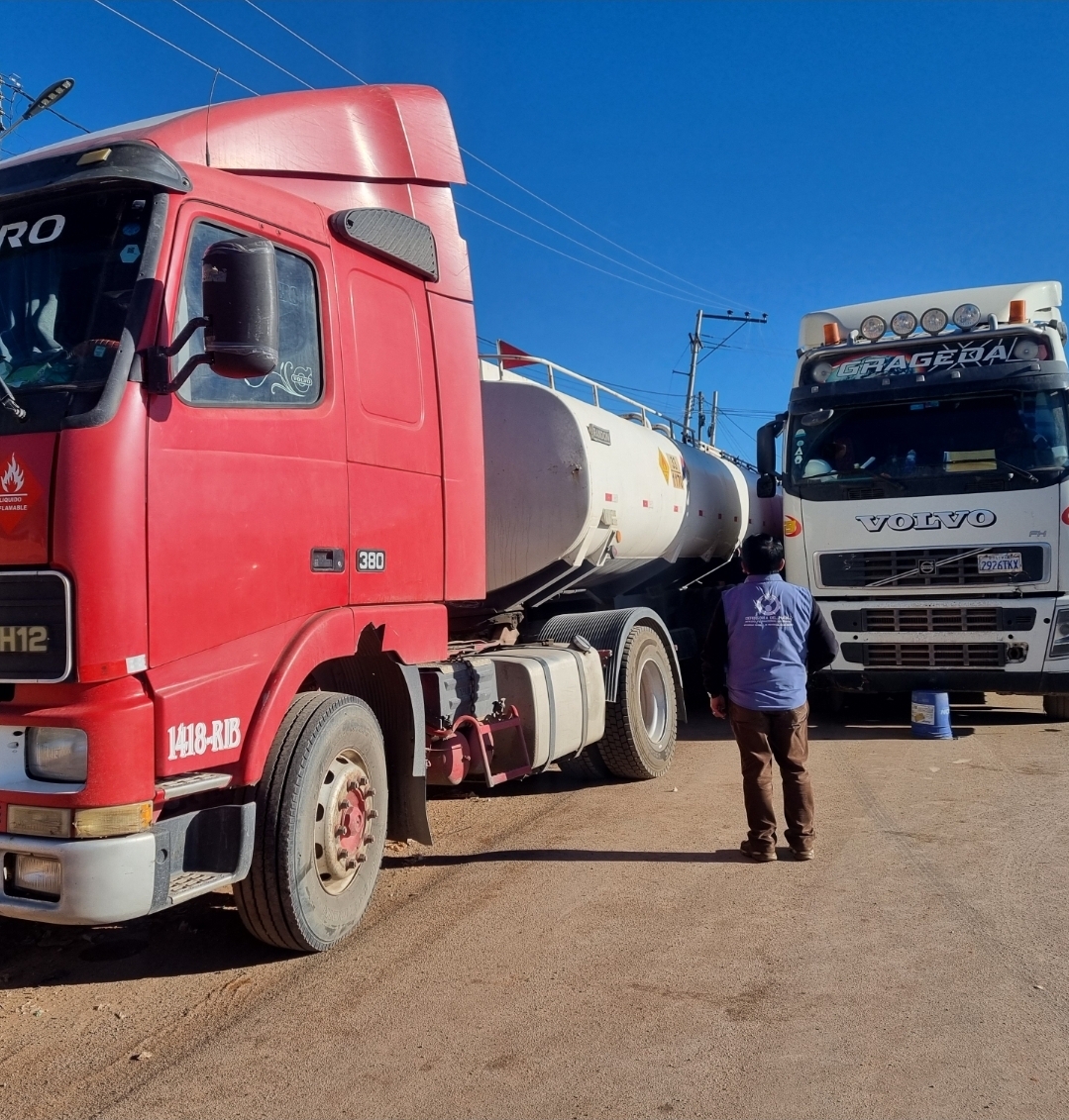 Defensor del Pueblo gestiona paso humanitario de cisternas con oxígeno hacia La Paz