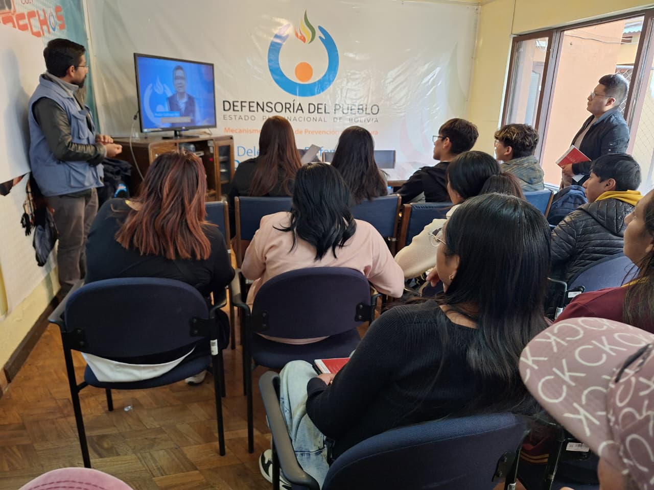 EN ORURO, DEFENSORÍA DEL PUEBLO FORTALECE CONOCIMIENTOS EN DERECHOS HUMANOS Y LEY 348 DE UNIVERSITARIOS DE LA UPDS