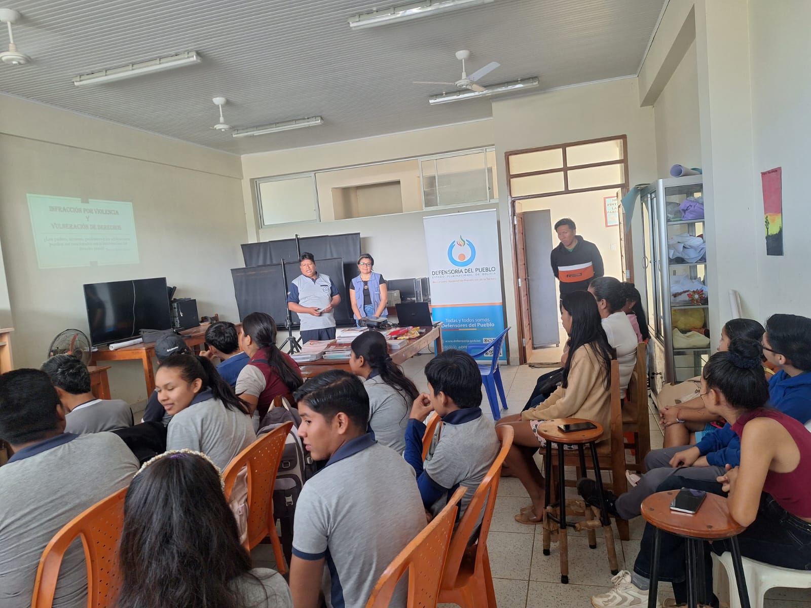 DEFENSORÍA DEL PUEBLO CAPACITA A COMUNIDADES EDUCATIVAS DE BOLPEBRA EN PREVENCIÓN DE VIOLENCIA Y FORTALECE LA RED LOCAL DE PROTECCIÓN MEDIANTE LA ENTREGA DE MATERIAL TÉCNICO