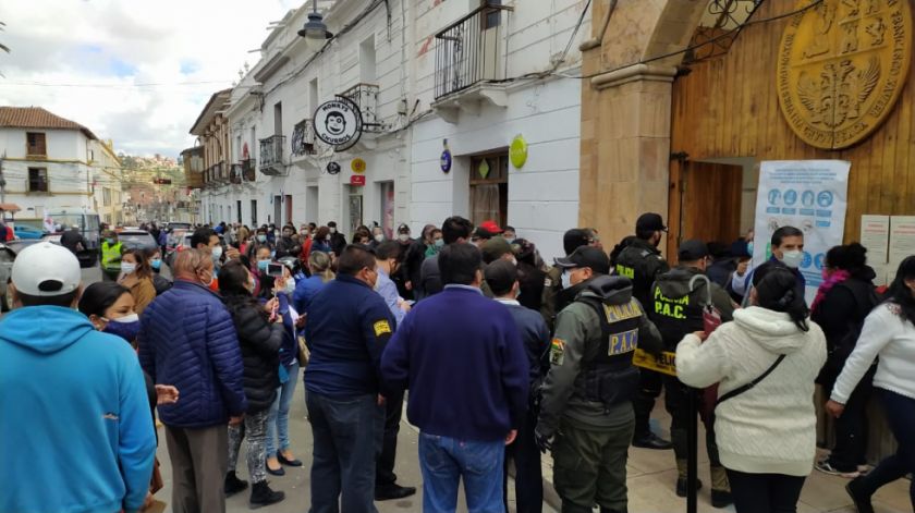 Defensoría del Pueblo solicita que el SEDES Chuquisaca informe oportunamente a la población sobre cronogramas de vacunación contra la Covid 19 para evitar aglomeraciones innecesarias