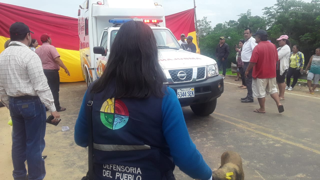 DEFENSORÍA DEL PUEBLO INTERVIENE EN BLOQUEO CARRETERA RIBERALTA – GUAYARAMERÍN Y LOGRA ACUERDOS CON LA GOBERNACIÓN QUE PERMITE EL PASO LEBRE DE AMBULANCIA QUE TRANSPORTABA A NIÑO DE EMERGENCIA