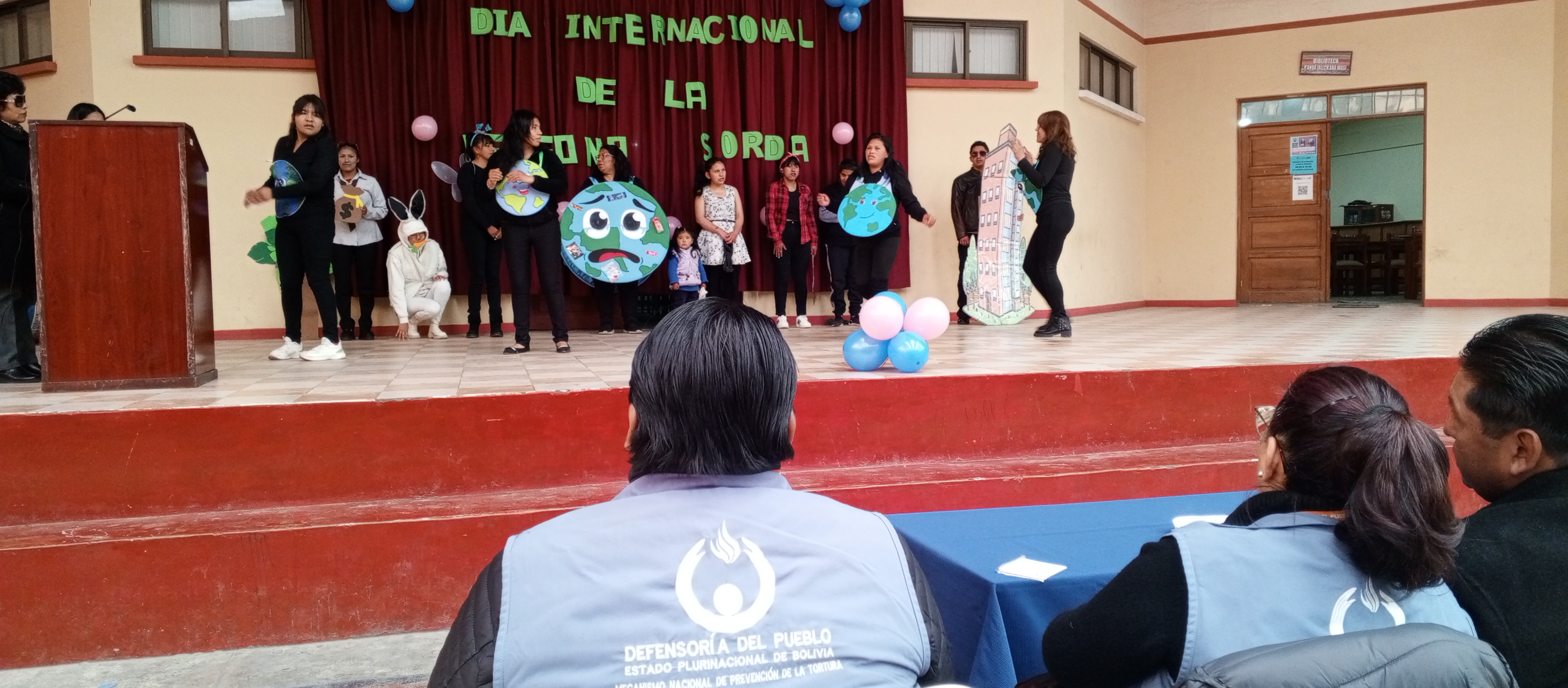 DEFENSORÍA DEL PUEBLO DESTACA TALENTO E INCLUSIÓN DE ESTUDIANTES SORDOS DURANTE HOMENAJE EN LA ESFM “EDUARDO AVAROA”