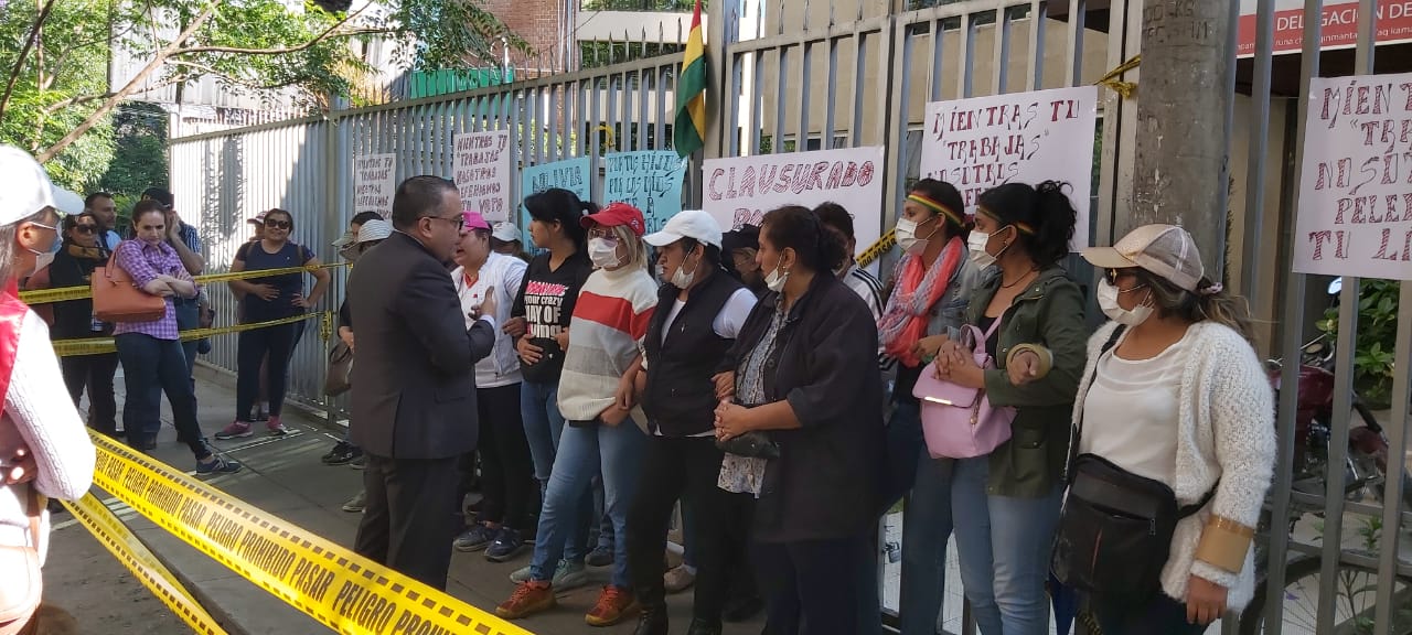 DEFENSORÍA DEL PUEBLO DENUNCIA AGRESIVO CERCO A LAS OFICINAS DE SU DELEGACIÓN DE COCHABAMBA