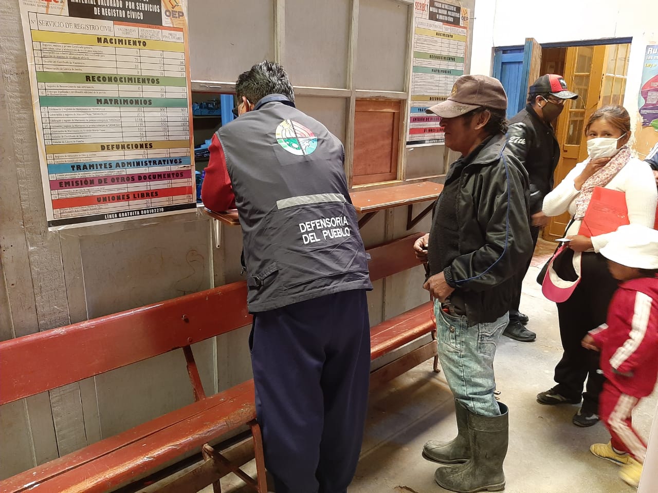 EN LLALLAGUA, DEFENSORÍA DEL PUEBLO BRINDA AYUDA HUMANITARIA A PERSONA EN SITUACIÓN DE CALLE  Y GARANTIZA DERECHOS