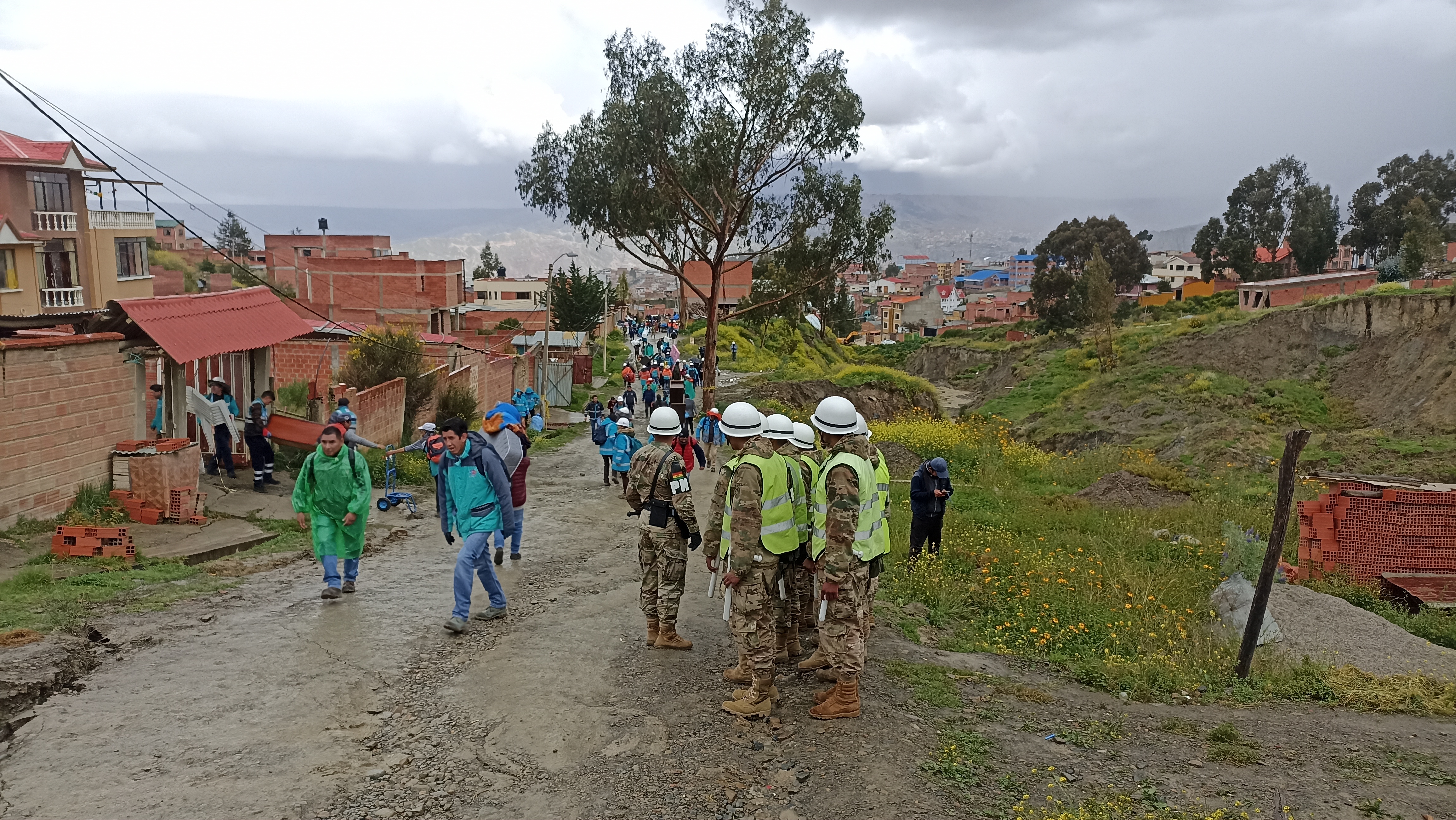 DEFENSORÍA DEL PUEBLO VERIFICA ATENCIÓN DE AUTORIDADES A DAMNIFICADOS EN ZONAS CON RIESGO DE DESLIZAMIENTO EN LA PAZ Y PALCA